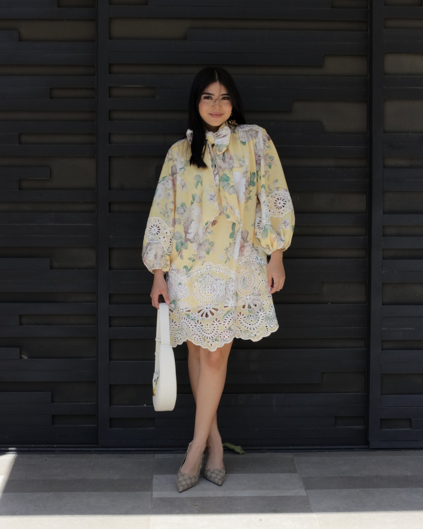 Vestido amarillo con flores rosas moño