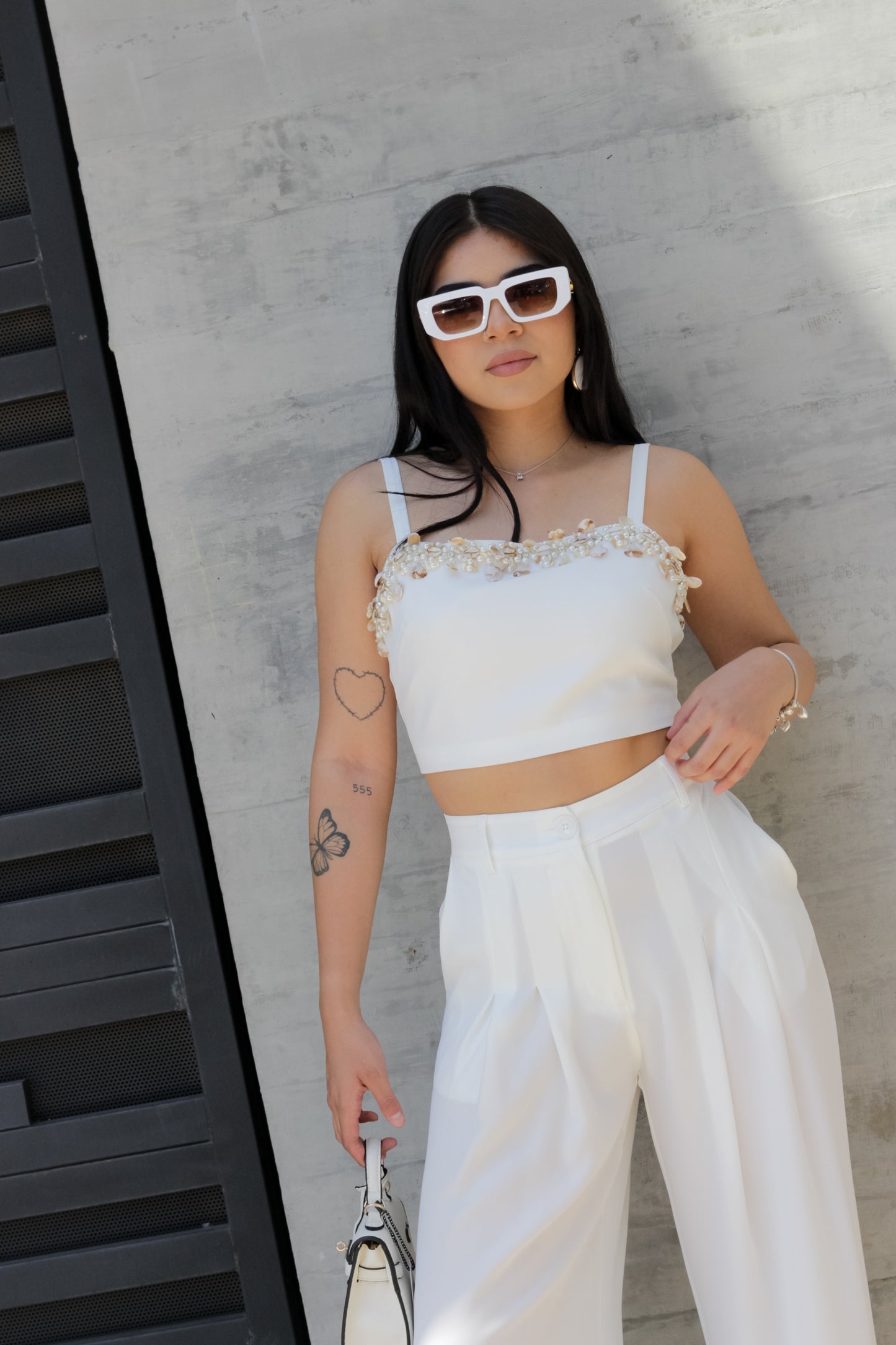 Conjunto blanco con toques de conchitas marinas