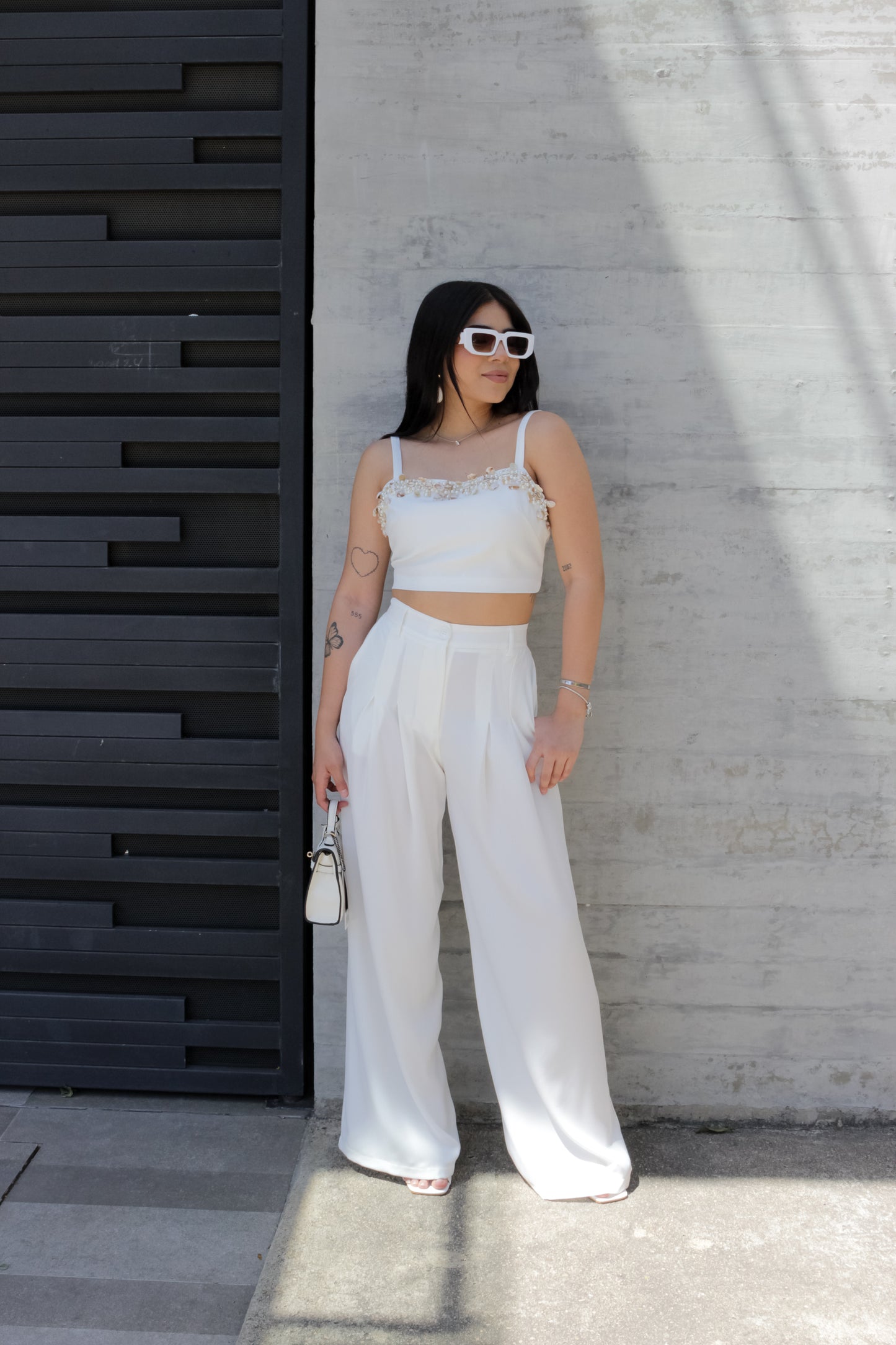 Conjunto blanco con toques de conchitas marinas