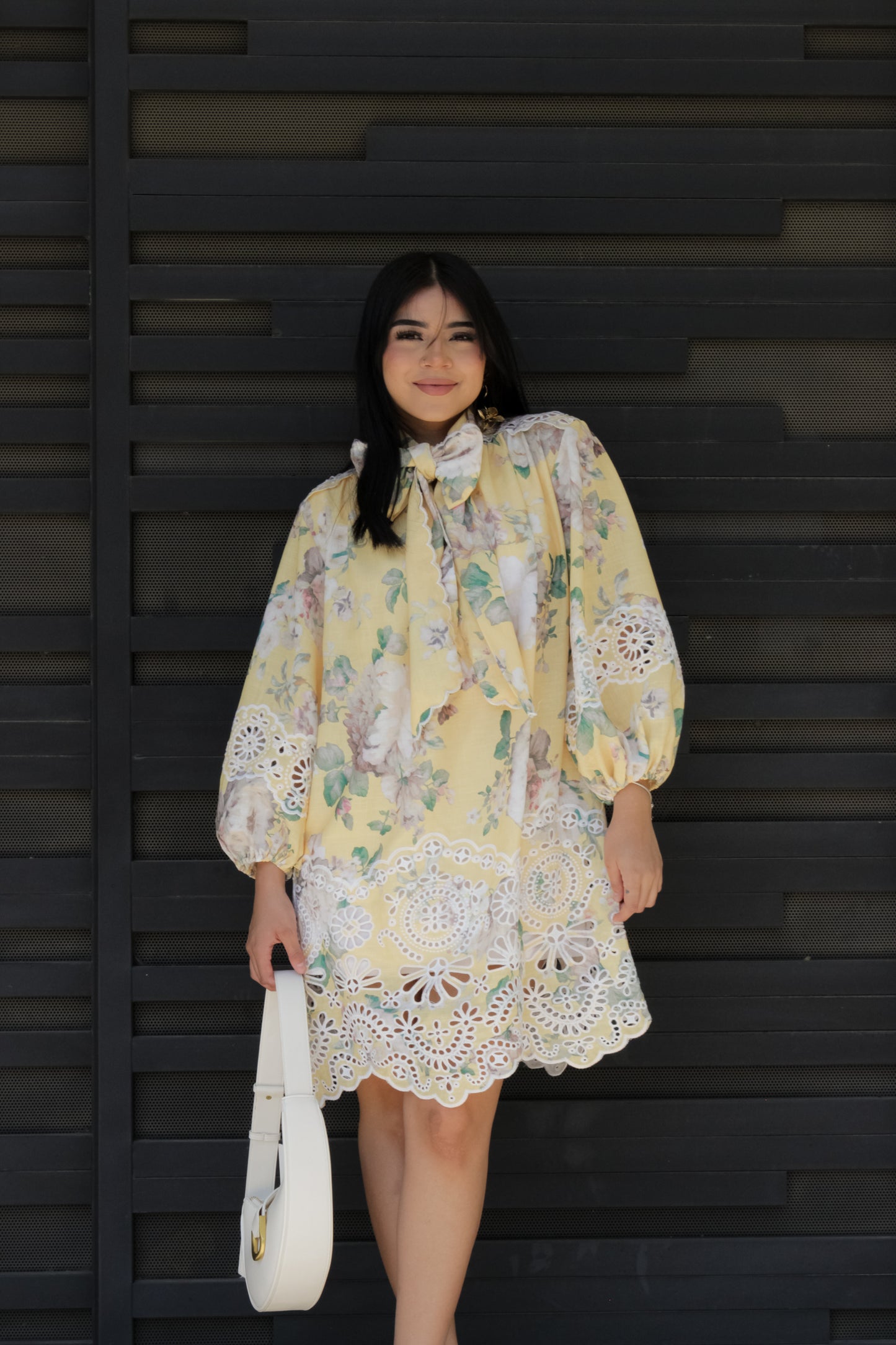 Vestido amarillo con flores rosas moño