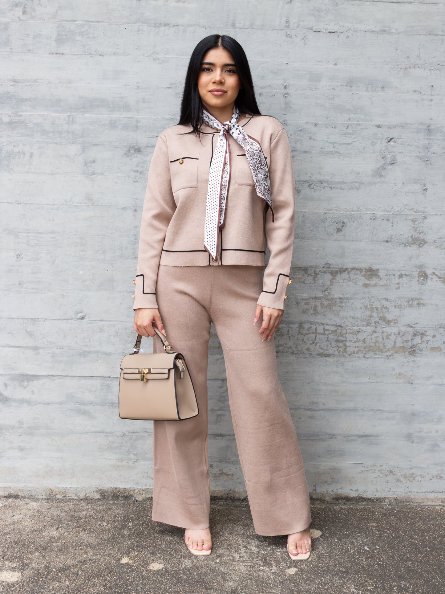 CONJUNTO DE PUNTO BEIGE CON PAÑOLETA
