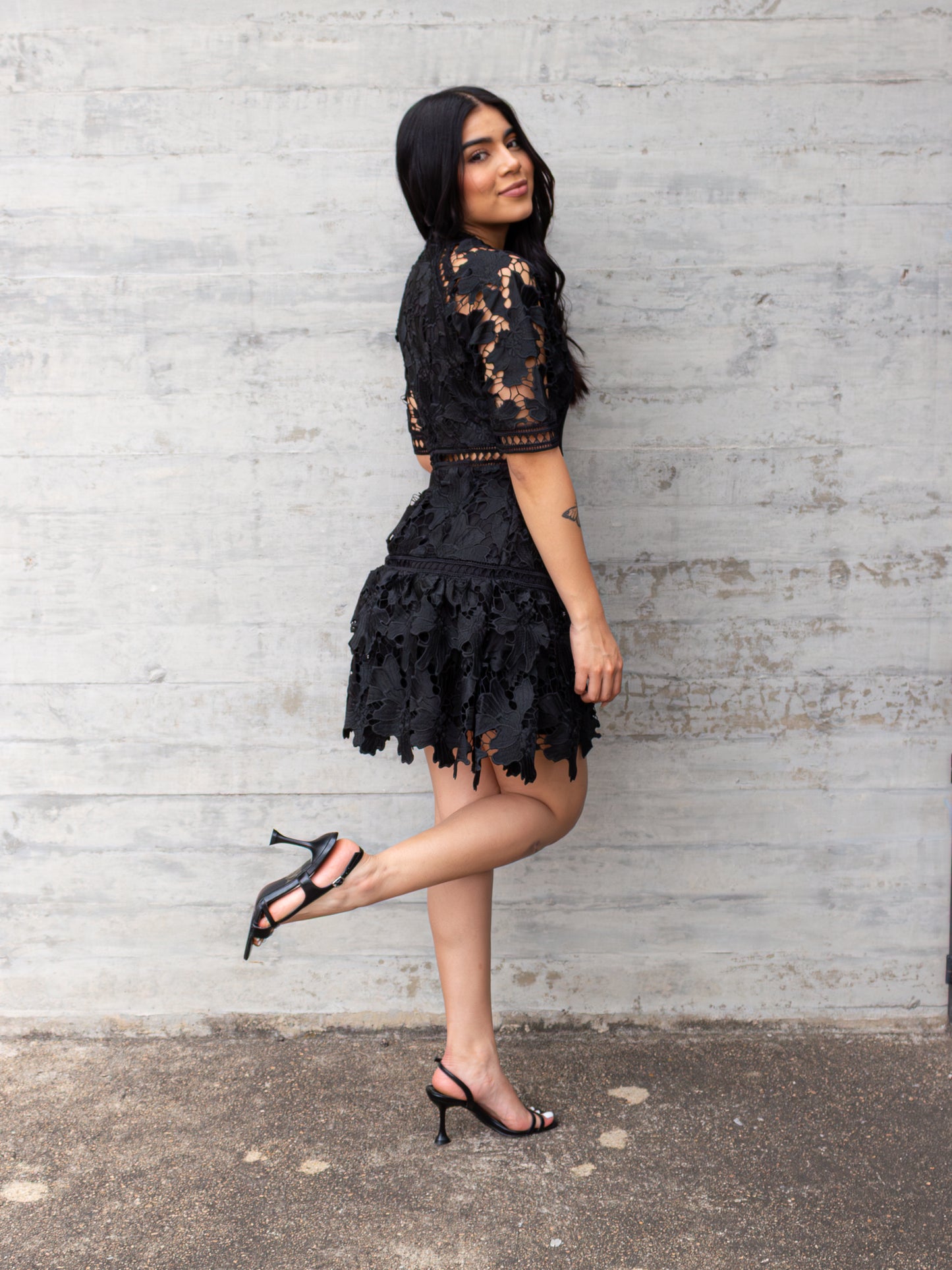 VESTIDO CORTO NEGRO ENCAJE