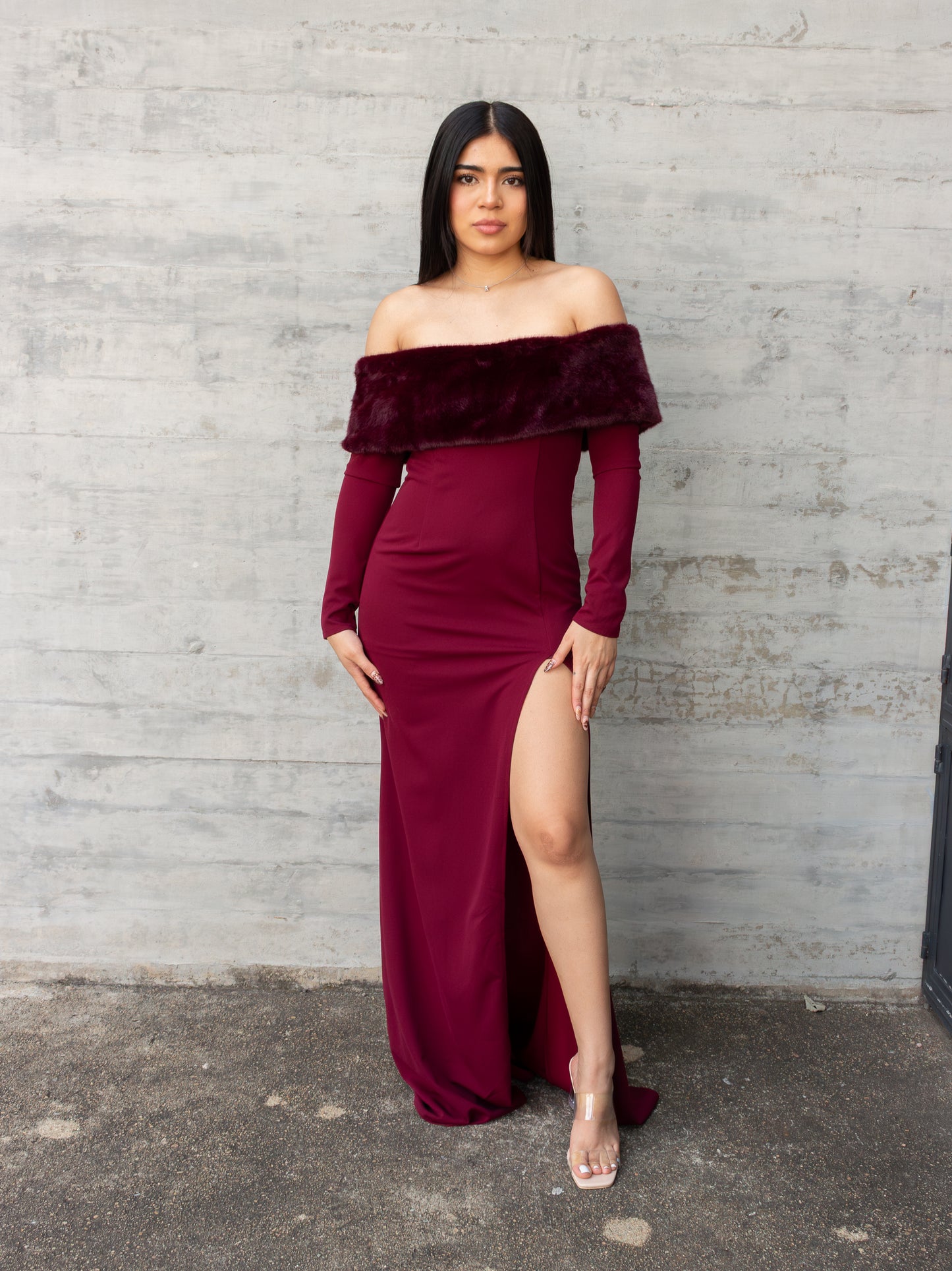 VESTIDO BURGUNDY FAUX FUR DE HOMBROS