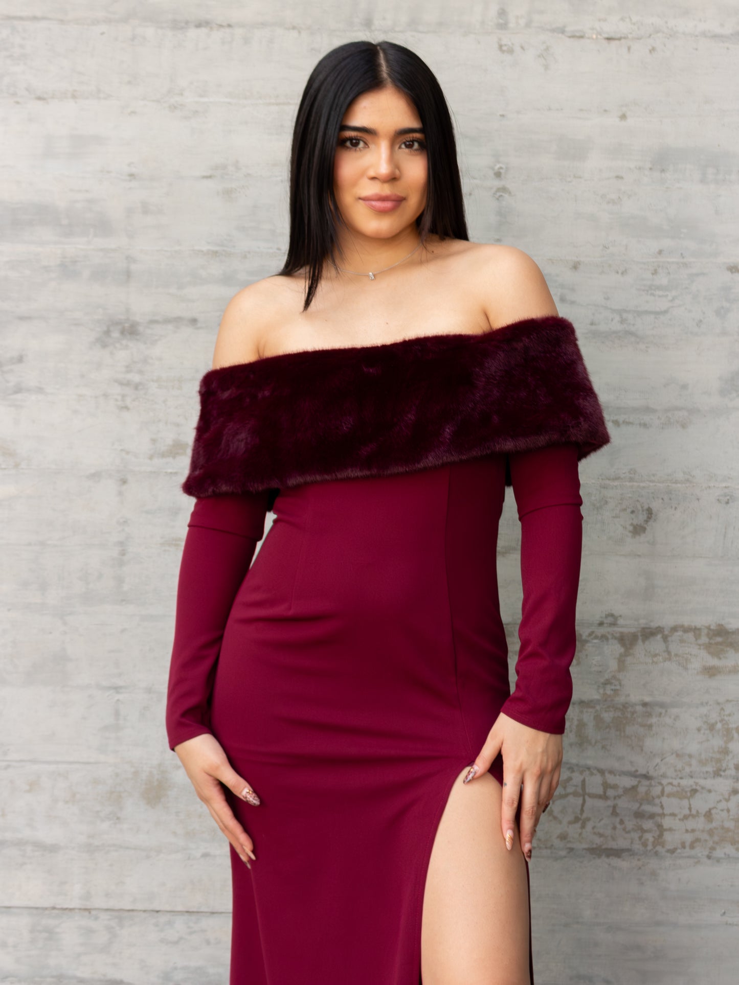 VESTIDO BURGUNDY FAUX FUR DE HOMBROS