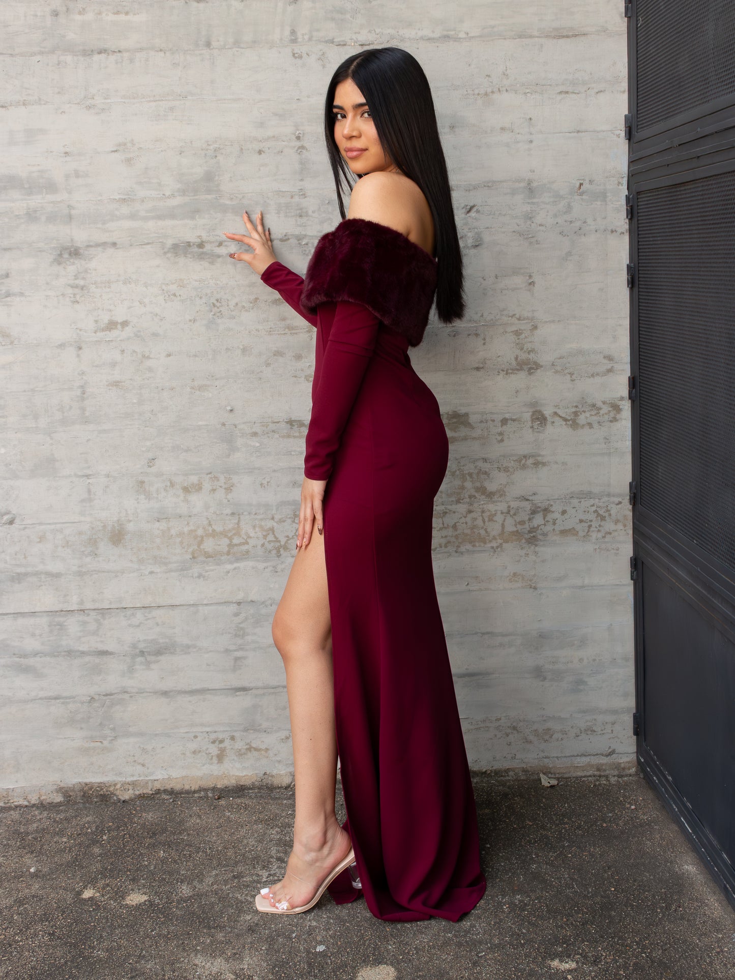 VESTIDO BURGUNDY FAUX FUR DE HOMBROS