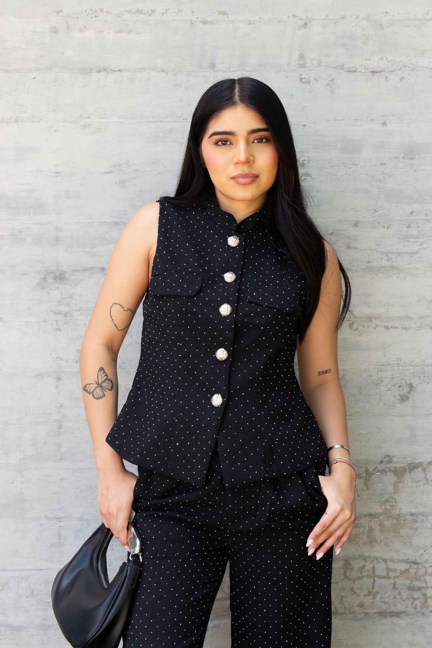 CONJUNTO NEGRO DE BRILLOS CON CHALECO