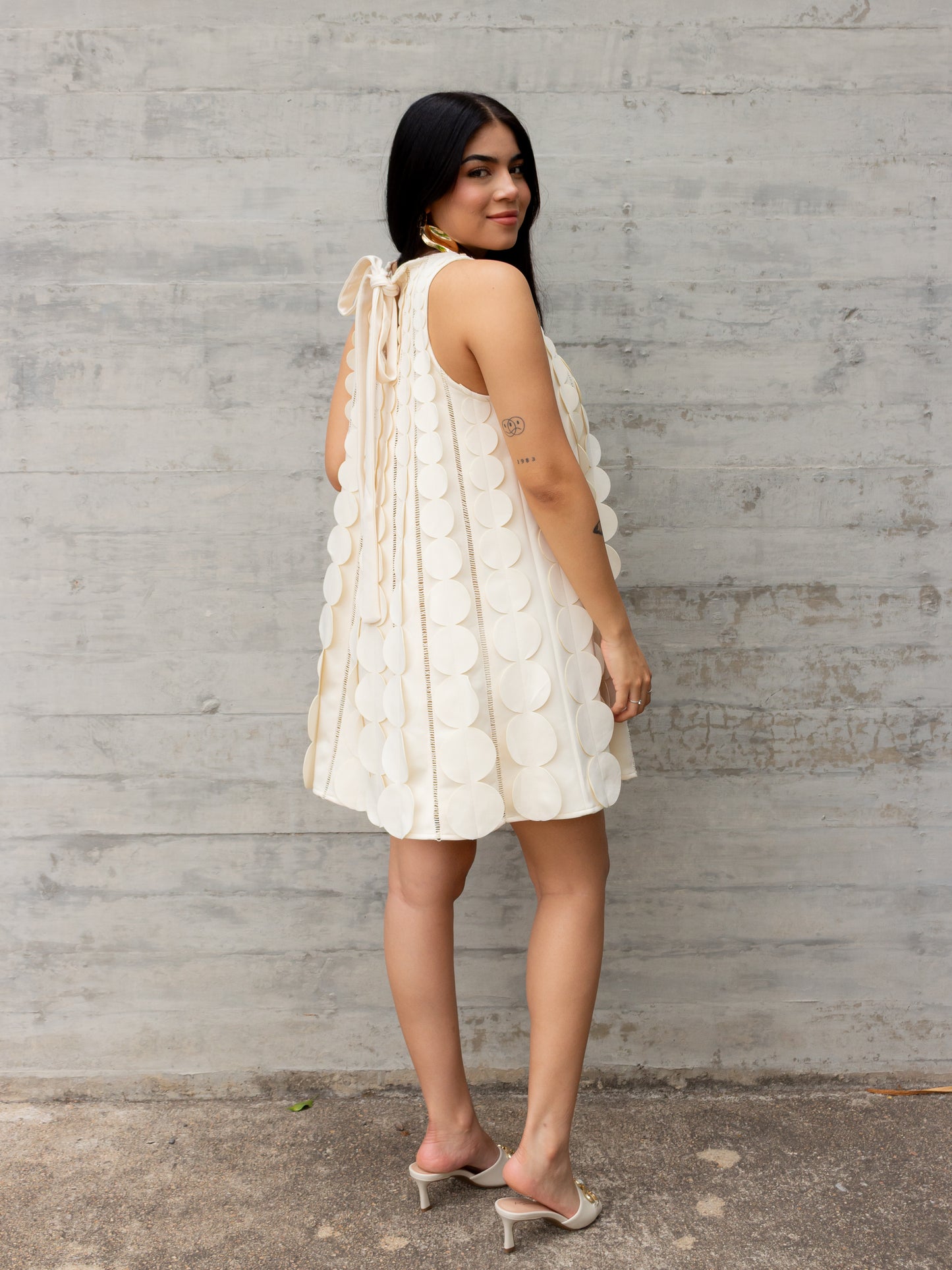 VESTIDO BEIGE DE CIRCULOS