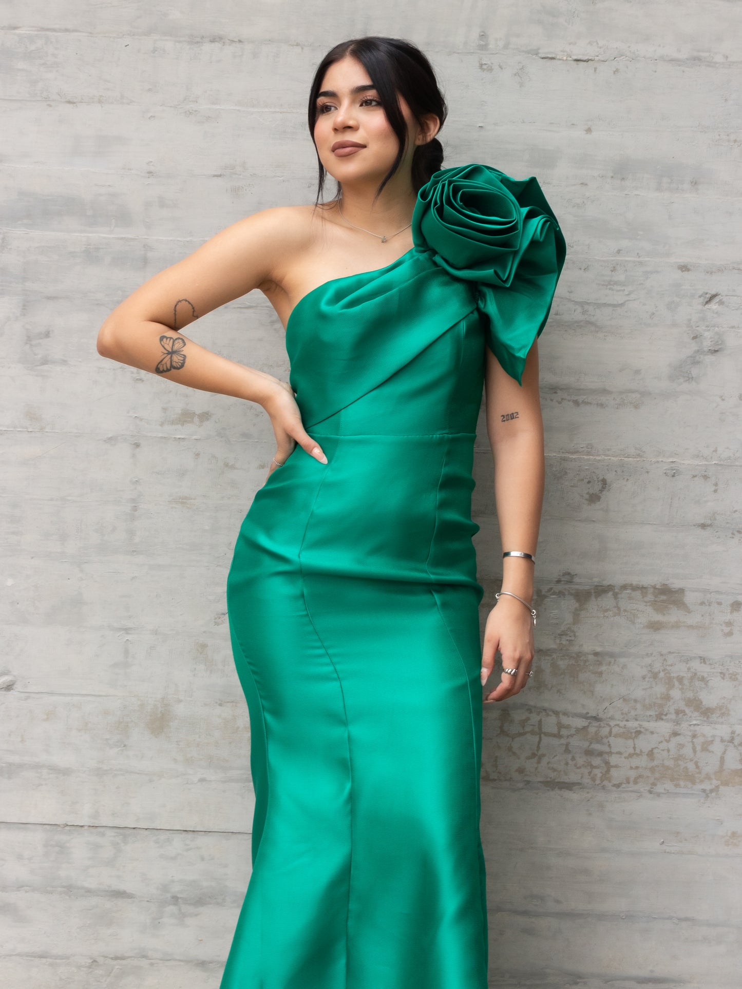 VESTIDO CORTE SIRENA VERDE CON FLOR