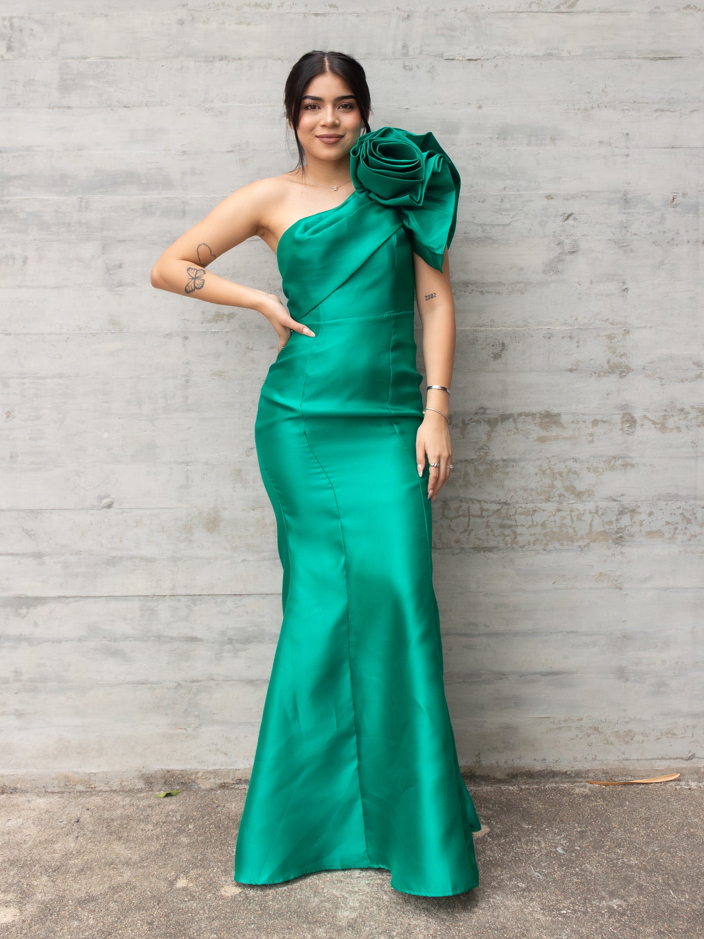 VESTIDO CORTE SIRENA VERDE CON FLOR