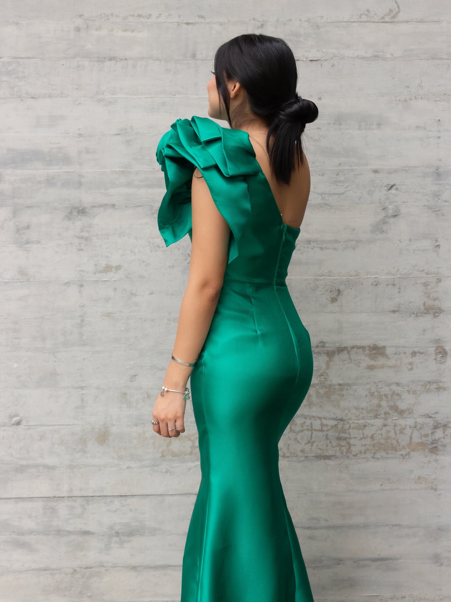 VESTIDO CORTE SIRENA VERDE CON FLOR