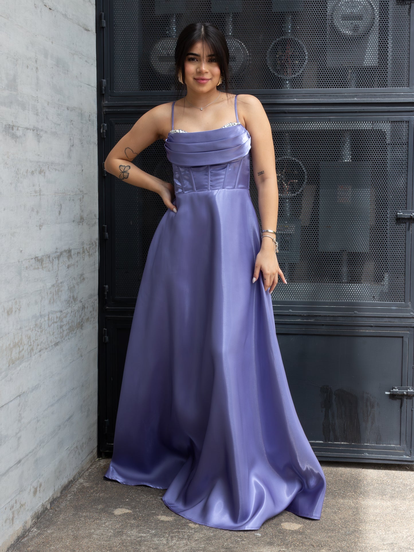 Vestido largo morado escote brillos
