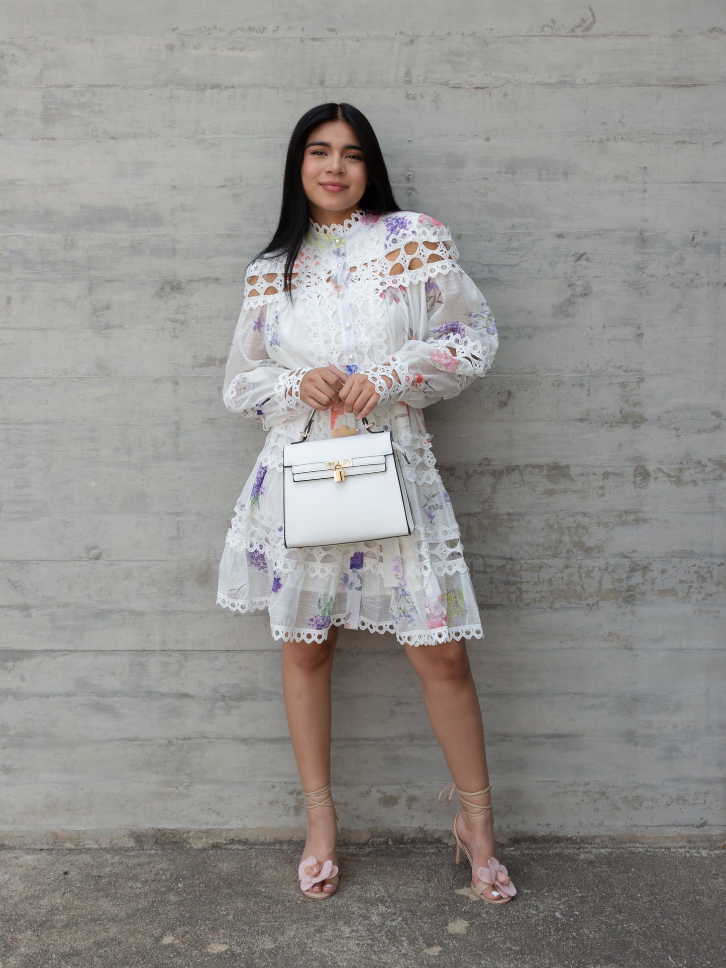 VESTIDO BLANCO CON FLORES MANGA LARGA CALADO
