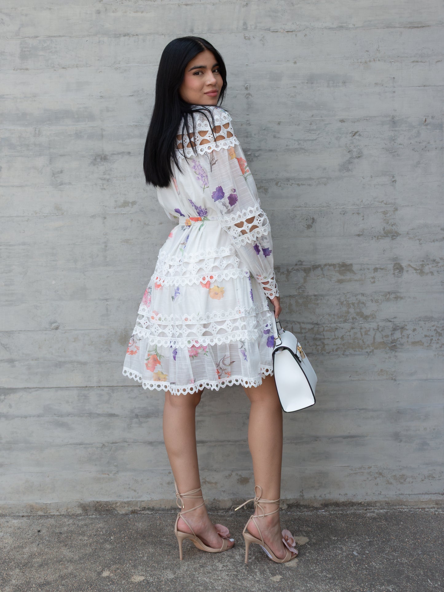 VESTIDO BLANCO CON FLORES MANGA LARGA CALADO