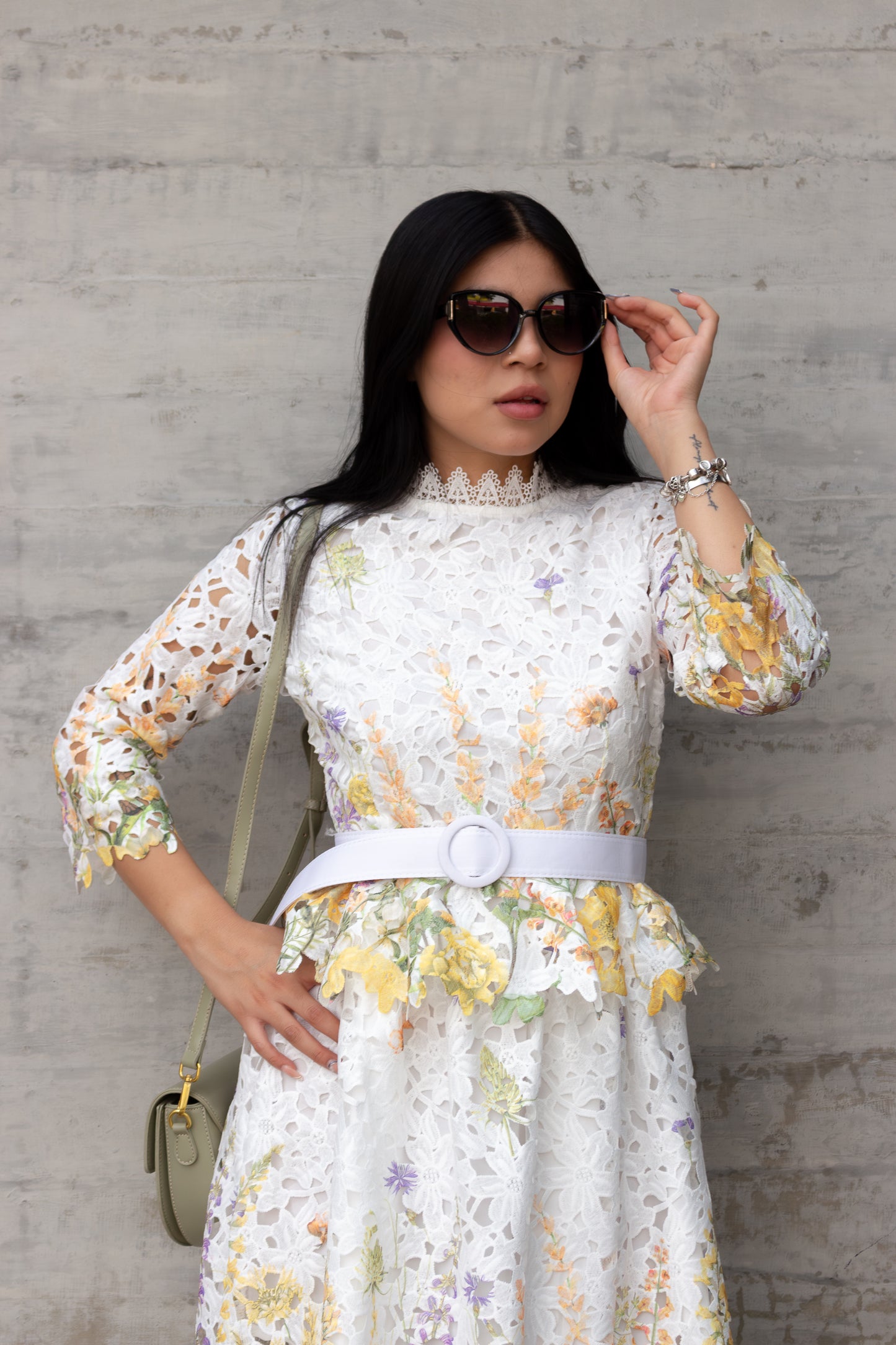 VESTIDO BLANCO DE FLORES AMARILLO ENCAJE CALADO