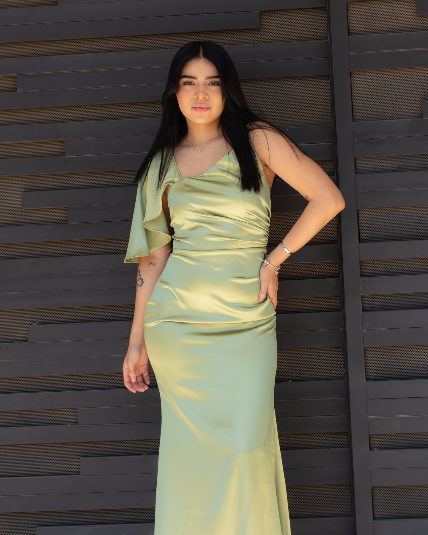 Vestido verde olivo hombro descubierto