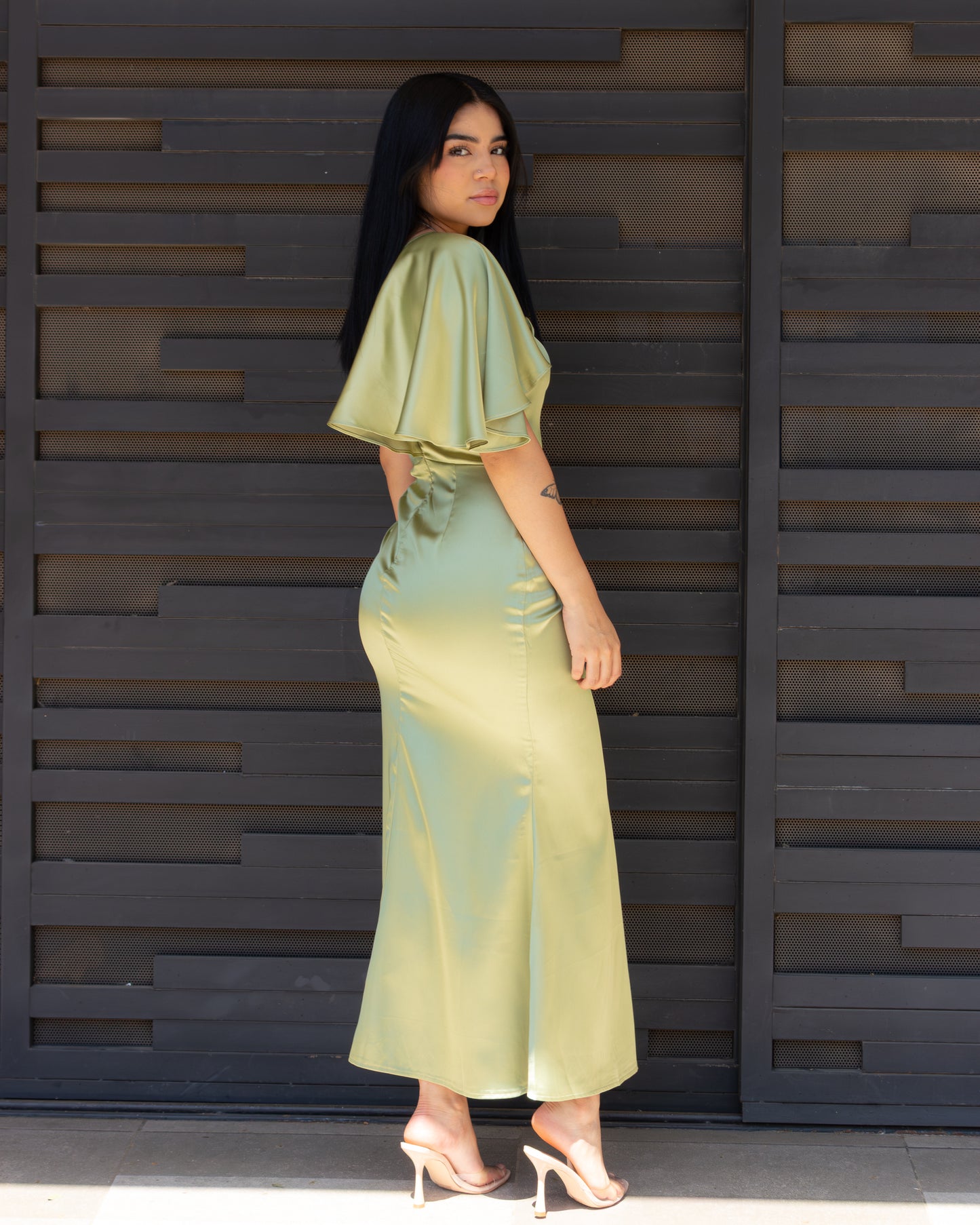 Vestido verde olivo hombro descubierto