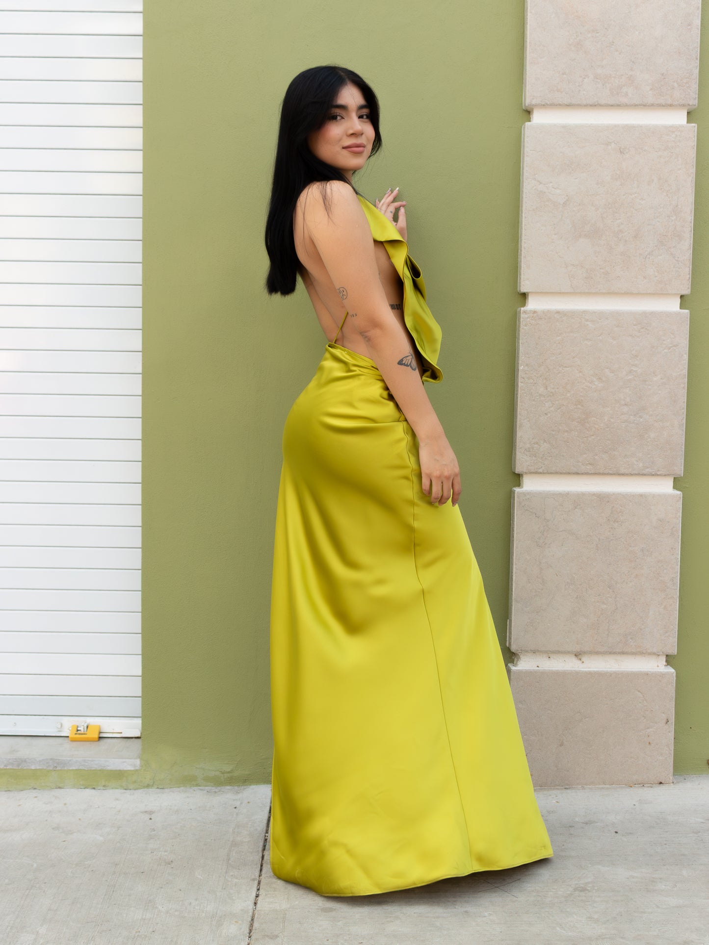 VESTIDO LARGO VERDE ESCOTADO SATIN