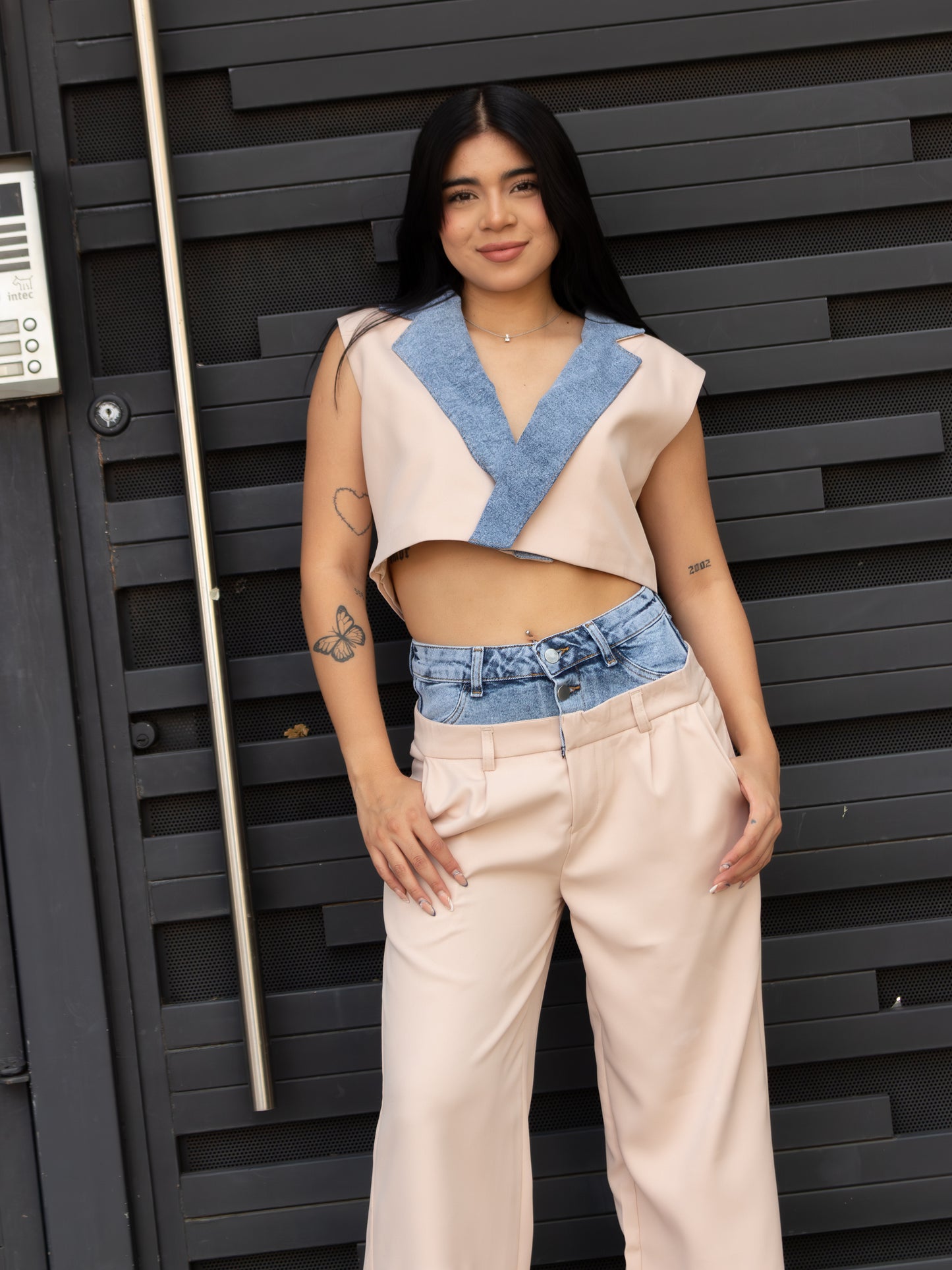 CONJUNTO TIPO SASTRE BEIGE Y DENIM