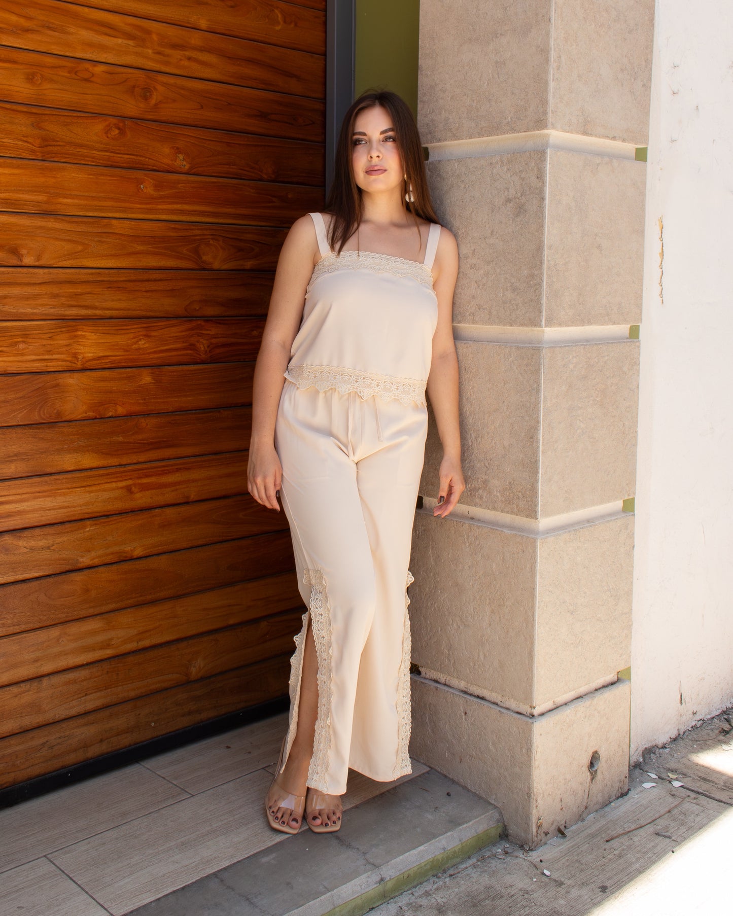 CONJUNTO BEIGE CON ORILLA DE ENCAJE