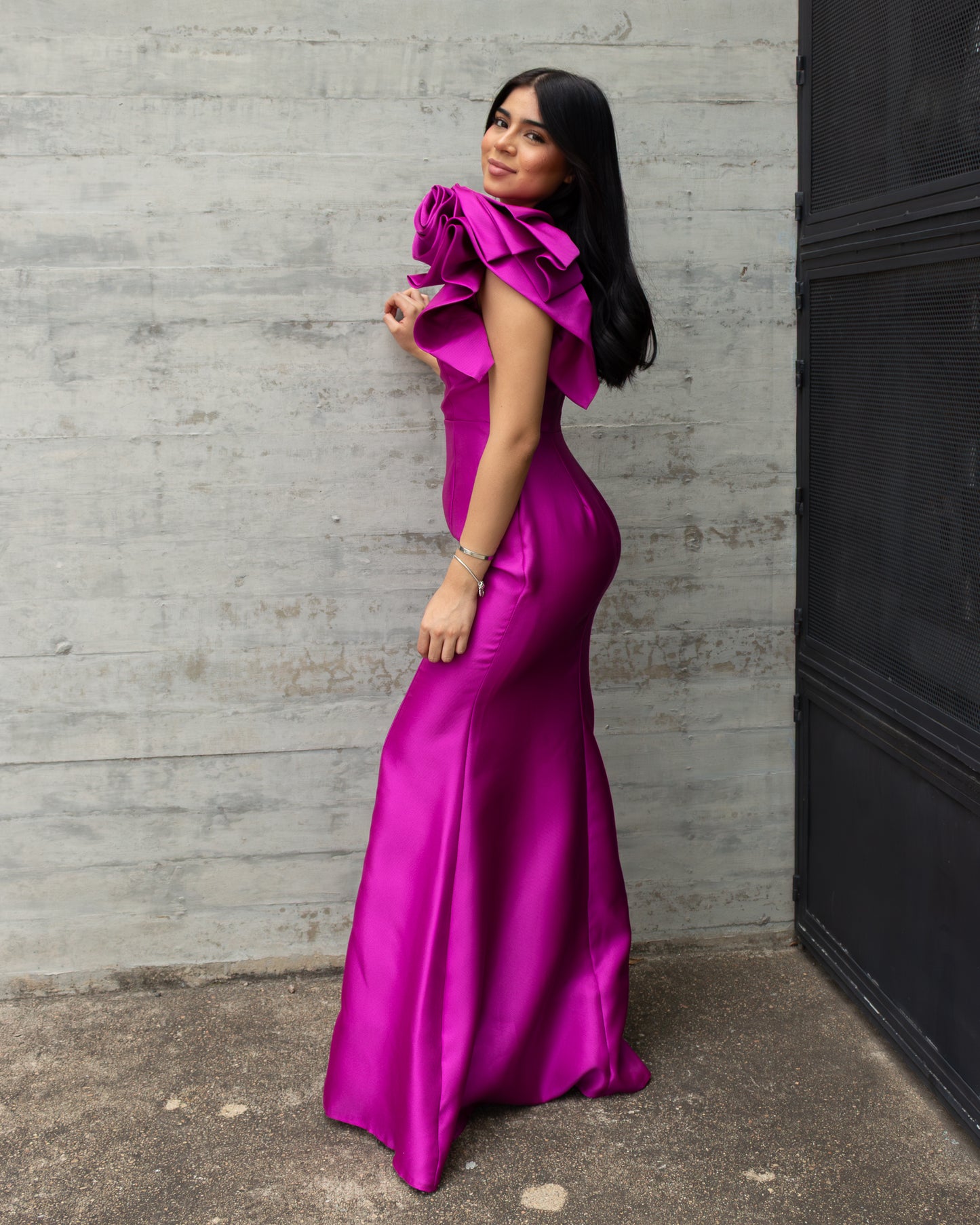 VESTIDO CORTE SIRENA FUCSIA CON FLOR
