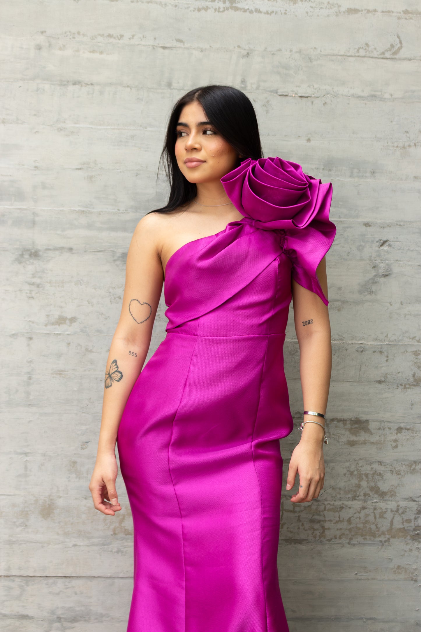 VESTIDO CORTE SIRENA FUCSIA CON FLOR