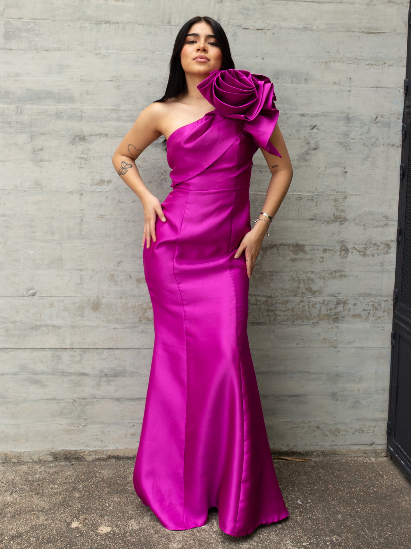 VESTIDO CORTE SIRENA FUCSIA CON FLOR