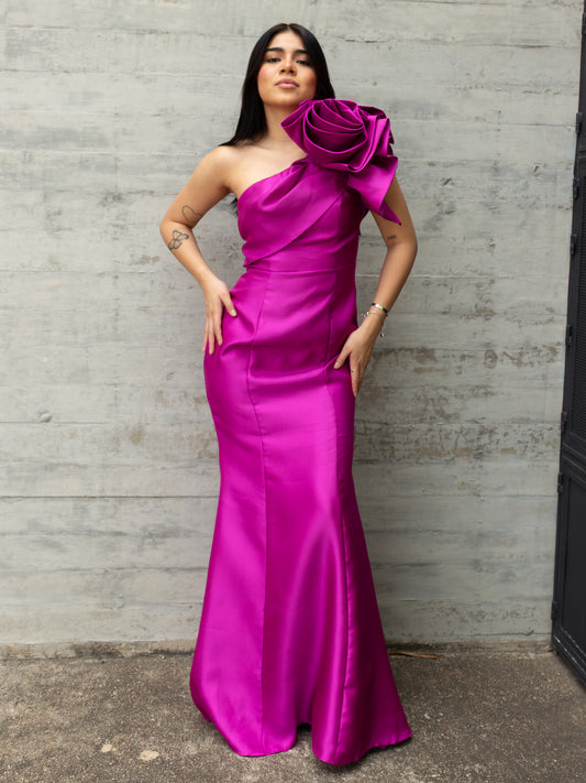 VESTIDO CORTE SIRENA FUCSIA CON FLOR