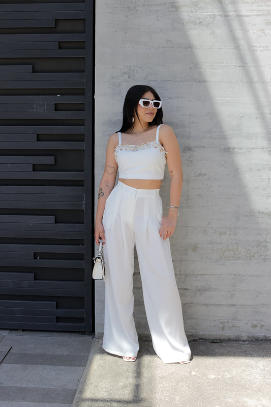 Conjunto blanco con toques de conchitas marinas