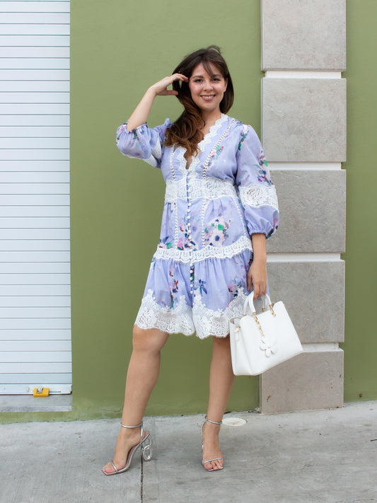 Vestido corto azul con lineas de encaje