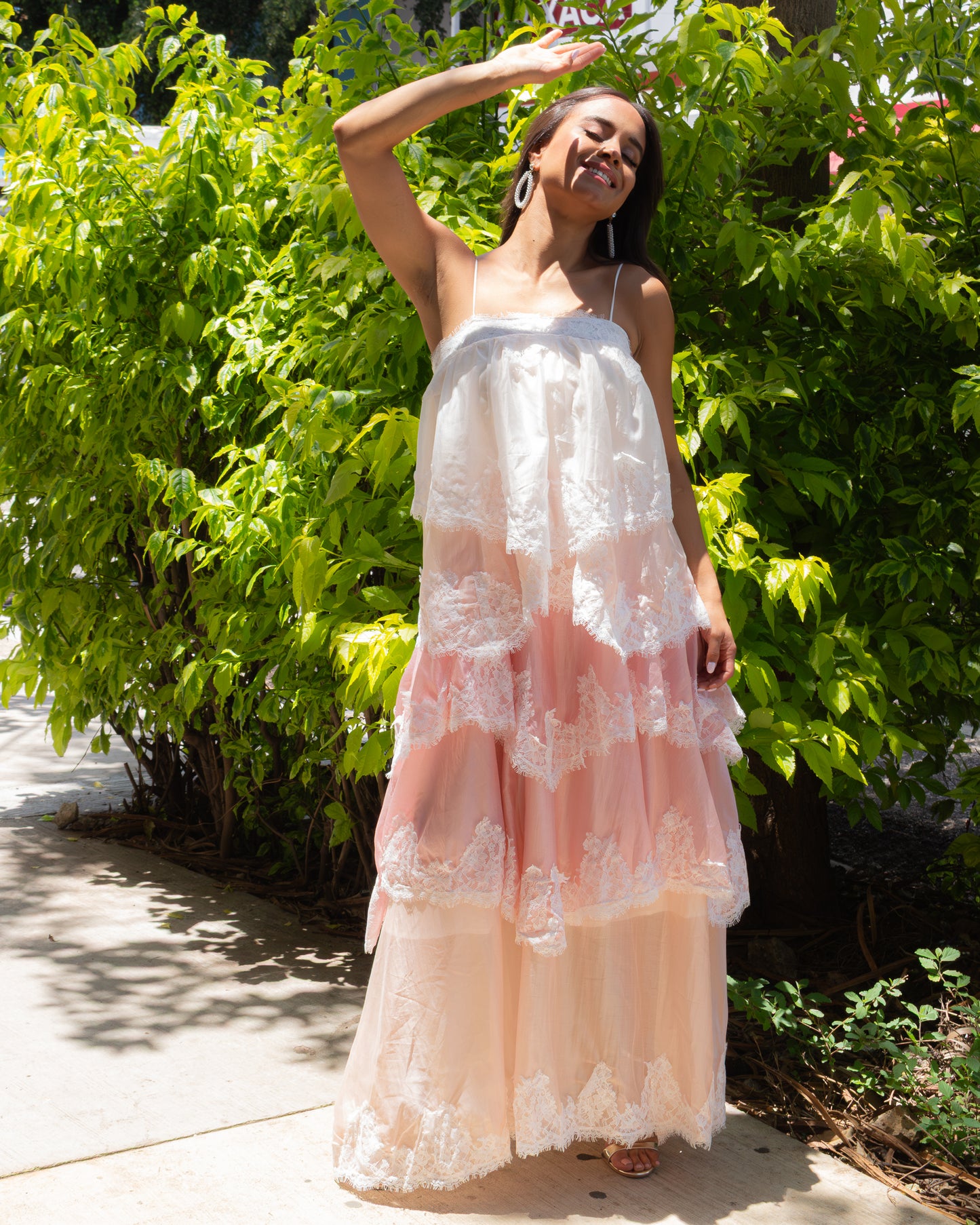 VESTIDO MAXI ENCAPAS DE ENCAJE ROSA Y BLANCO