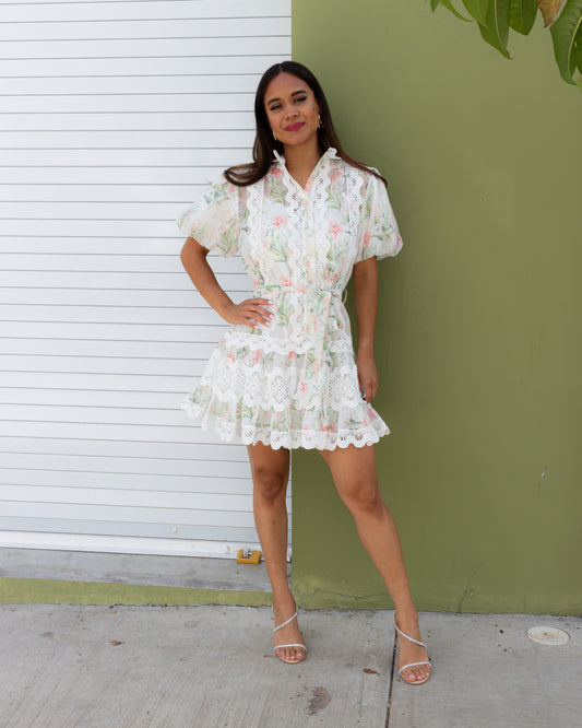 VESTIDO CORTO FLORAL CON ENCAJE Y MANGAS ABULLONADAS