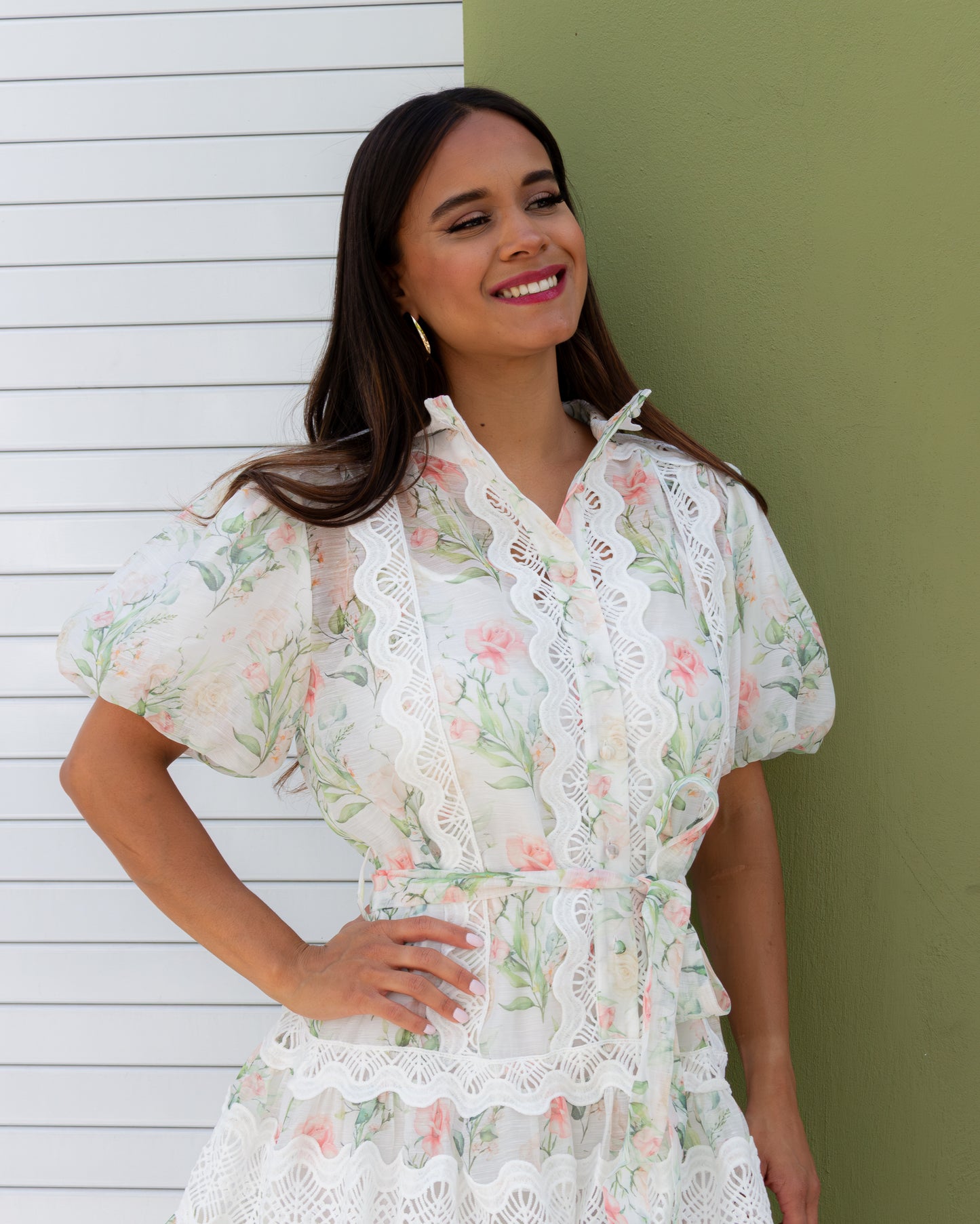 VESTIDO CORTO FLORAL CON ENCAJE Y MANGAS ABULLONADAS