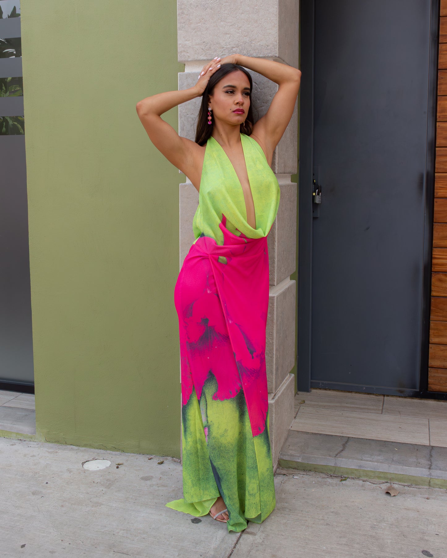 VESTIDO VERDE CON FLOR ROSA ESCOTADO