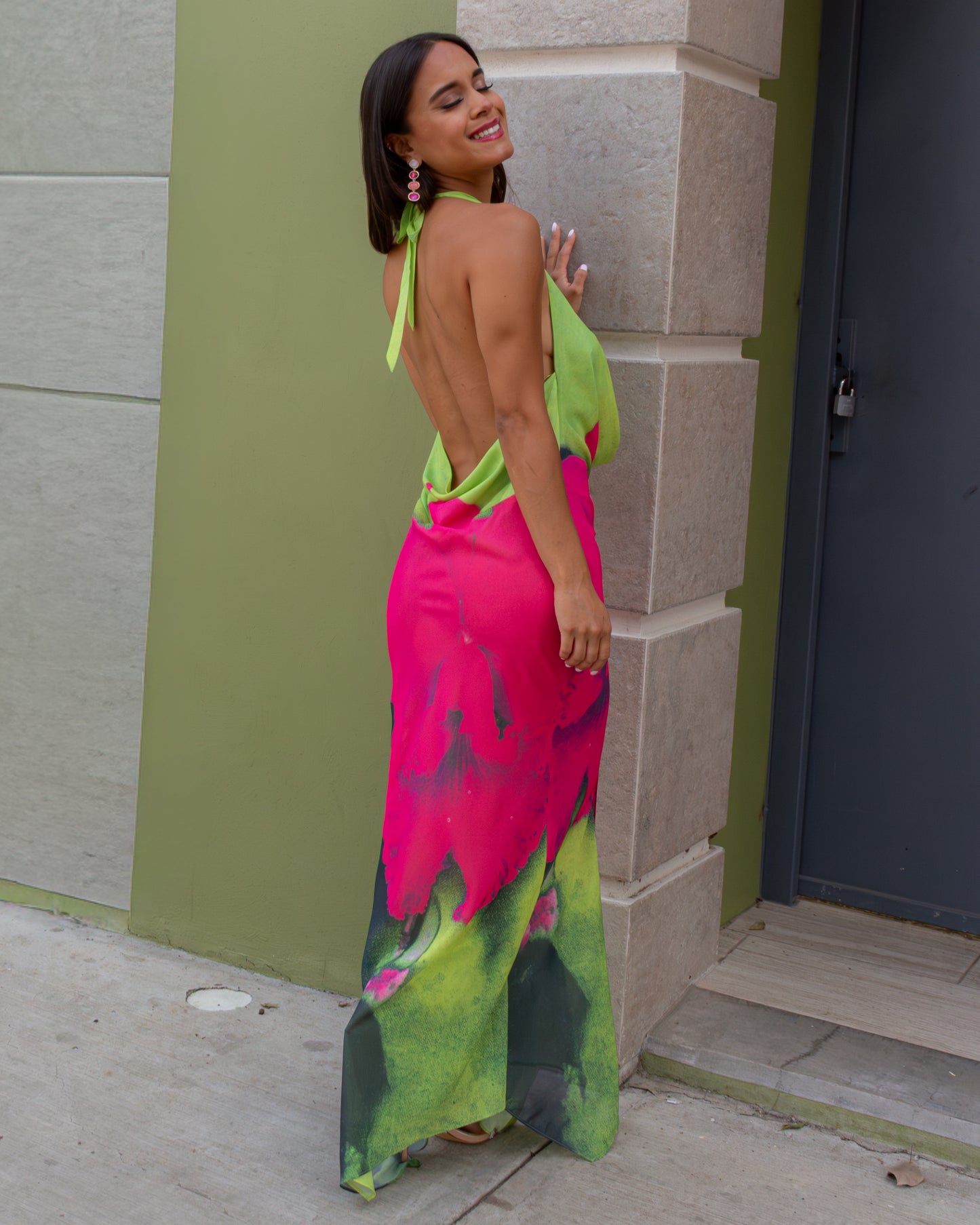 VESTIDO VERDE CON FLOR ROSA ESCOTADO