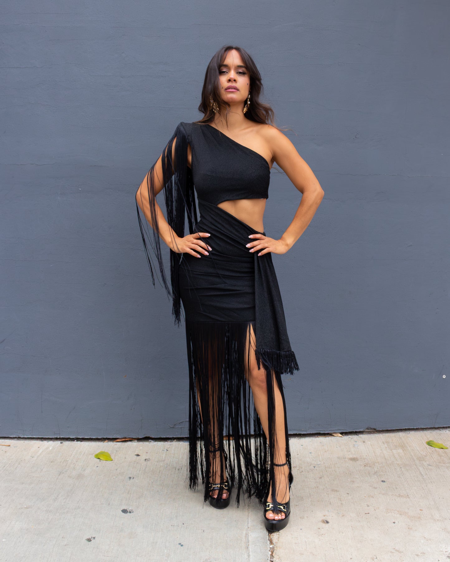 VESTIDO NEGRO CUT OUT FLECOS