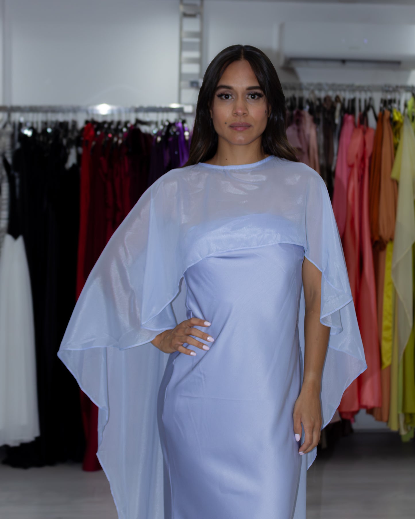 VESTIDO LILA CON CAPA