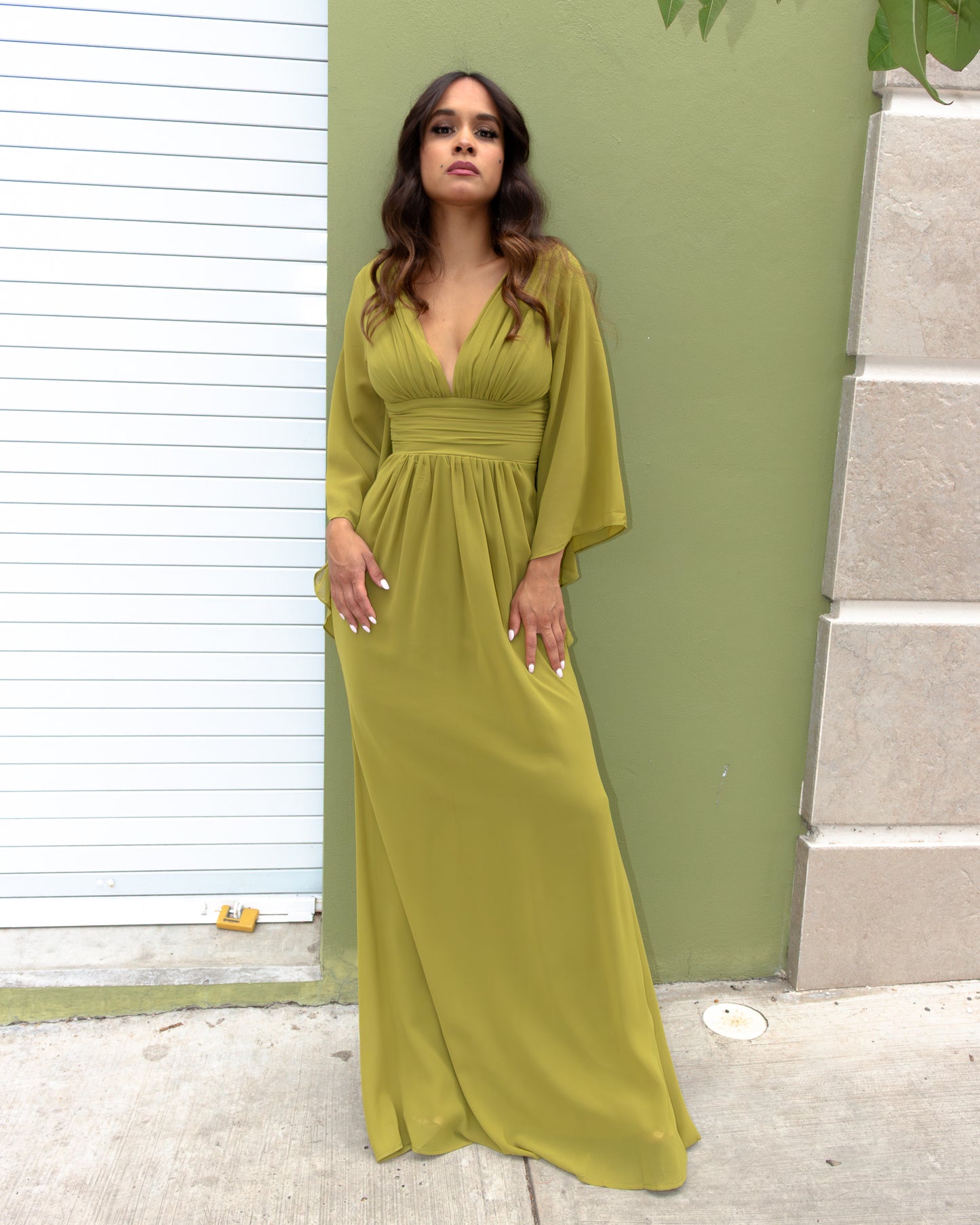 VESTIDO VERDE CUELLO V CON MANGAS MARIPOSA
