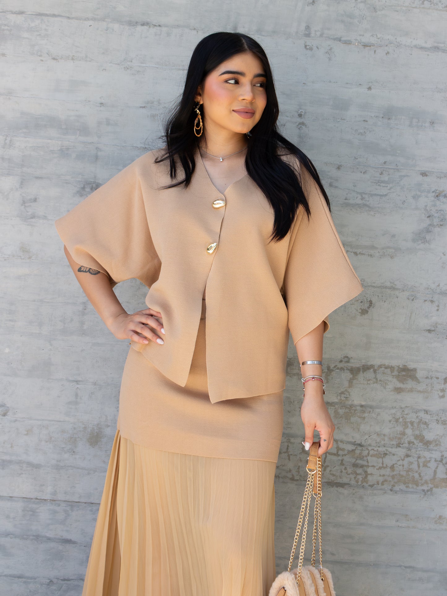 CONJUNTO DE PUNTO CON FALDA PLISADA BEIGE