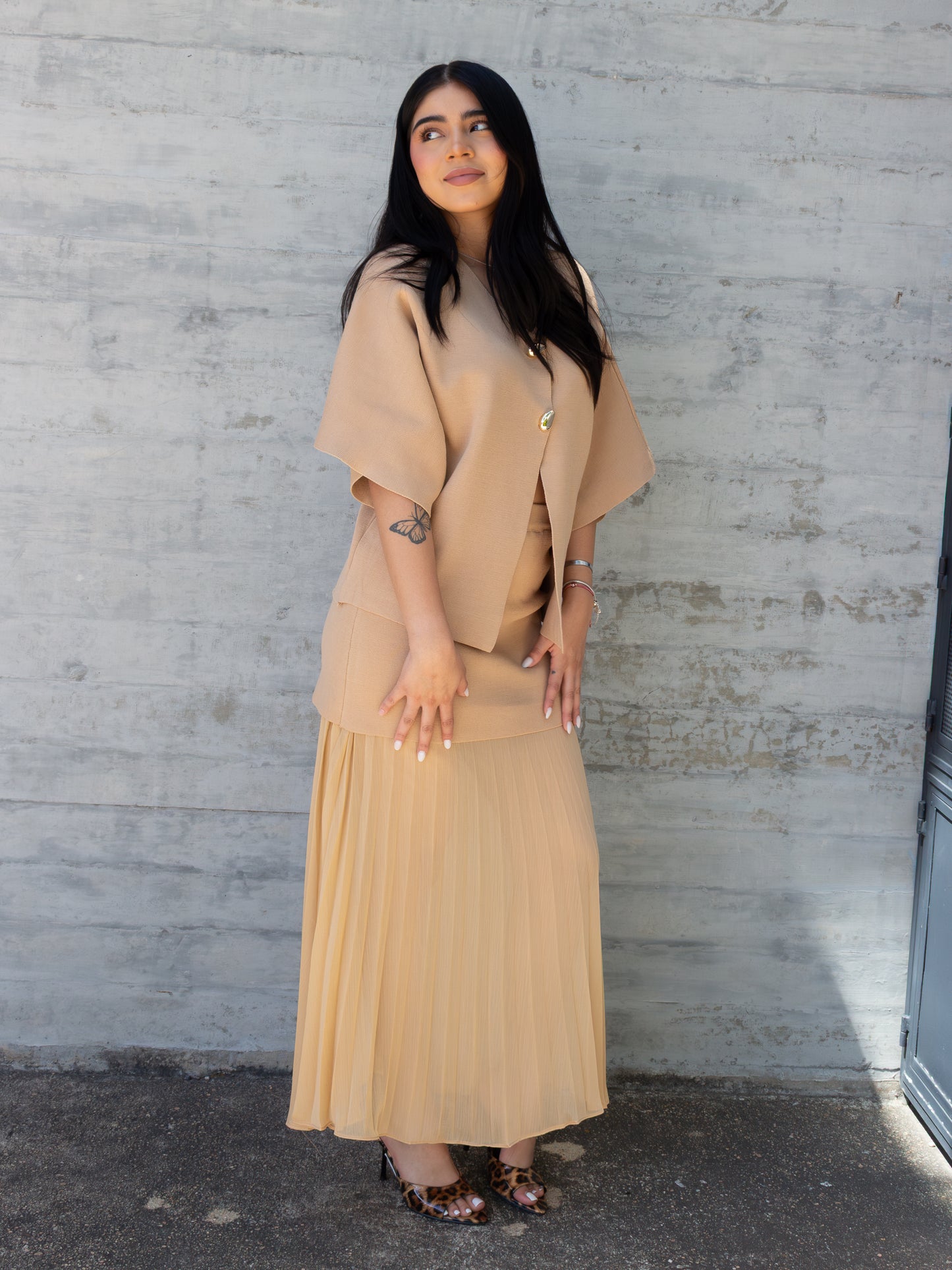 CONJUNTO DE PUNTO CON FALDA PLISADA BEIGE