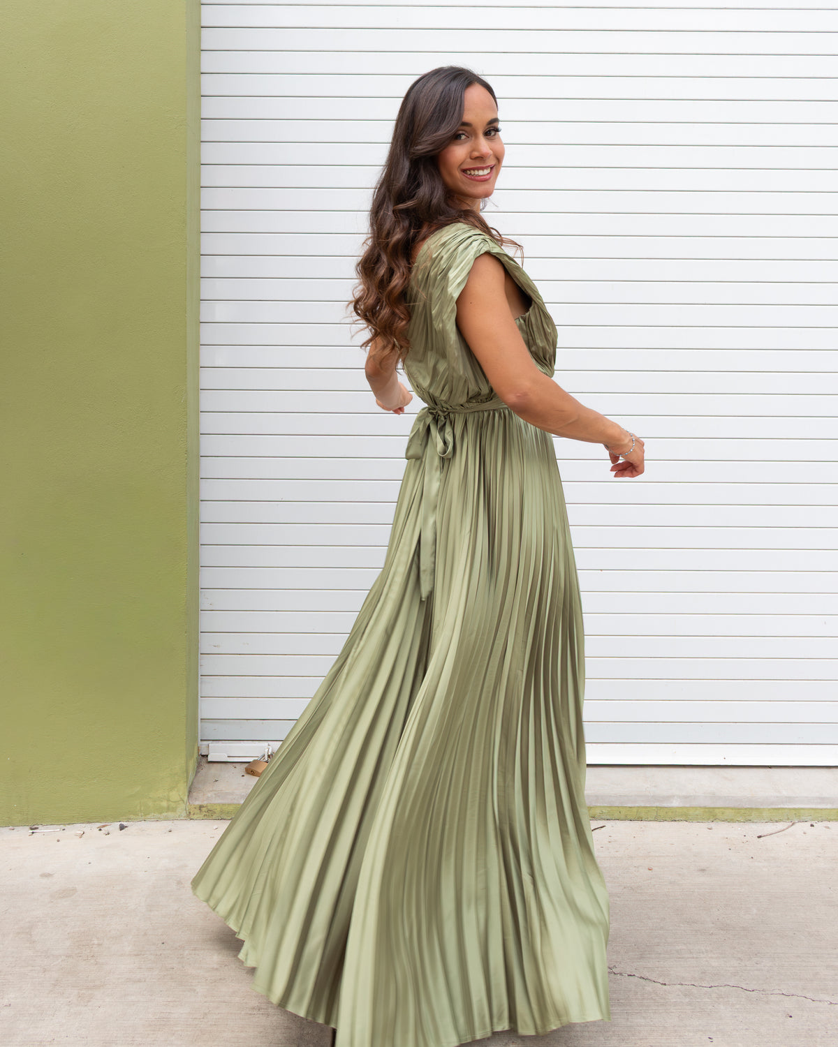 VESTIDO CORTE V PLISADO VERDE