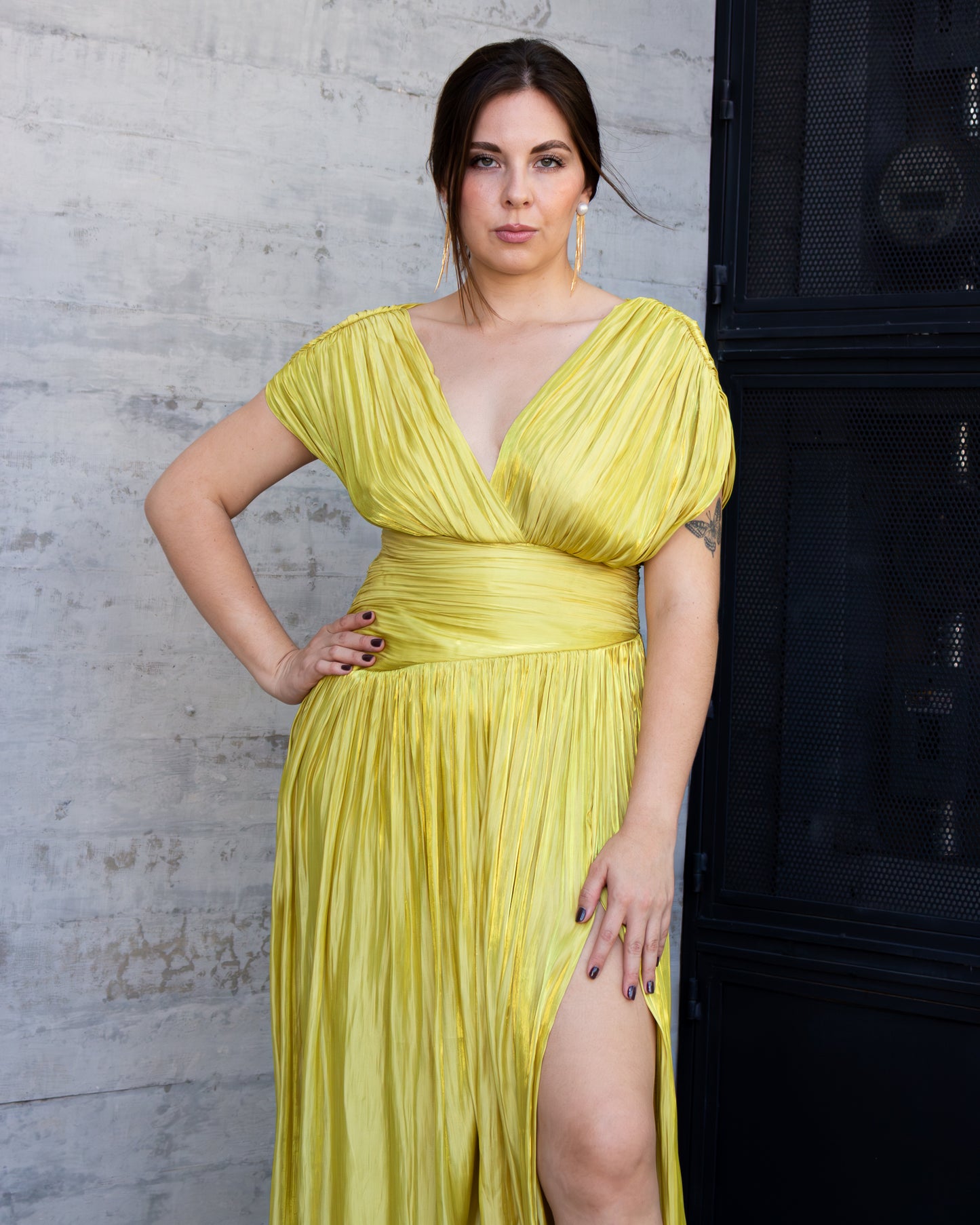 VESTIDO VERDE LIMA PLISADO EN V