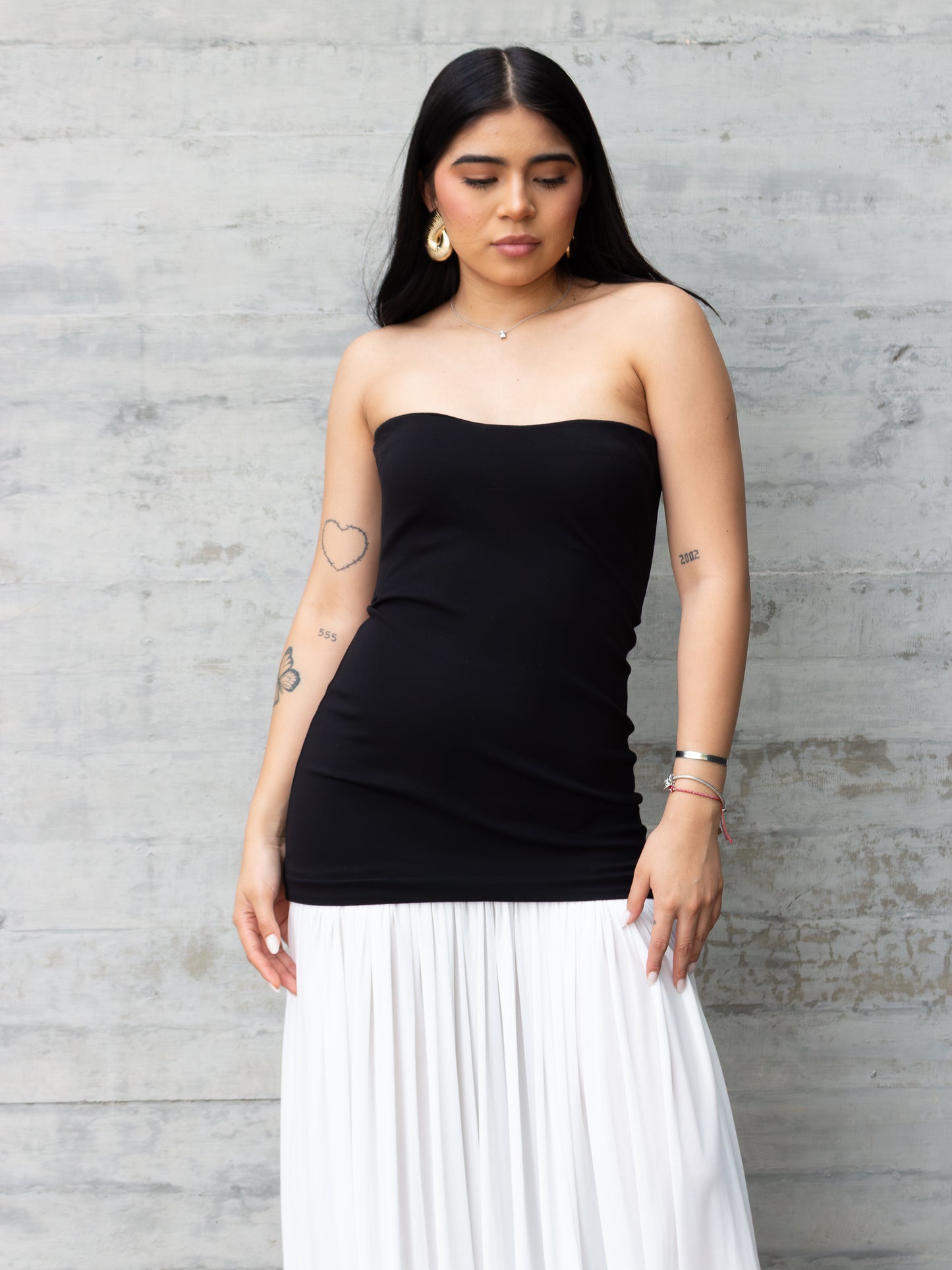 VESTIDO BLANCO Y NEGRO STRAPLESS PLISADA