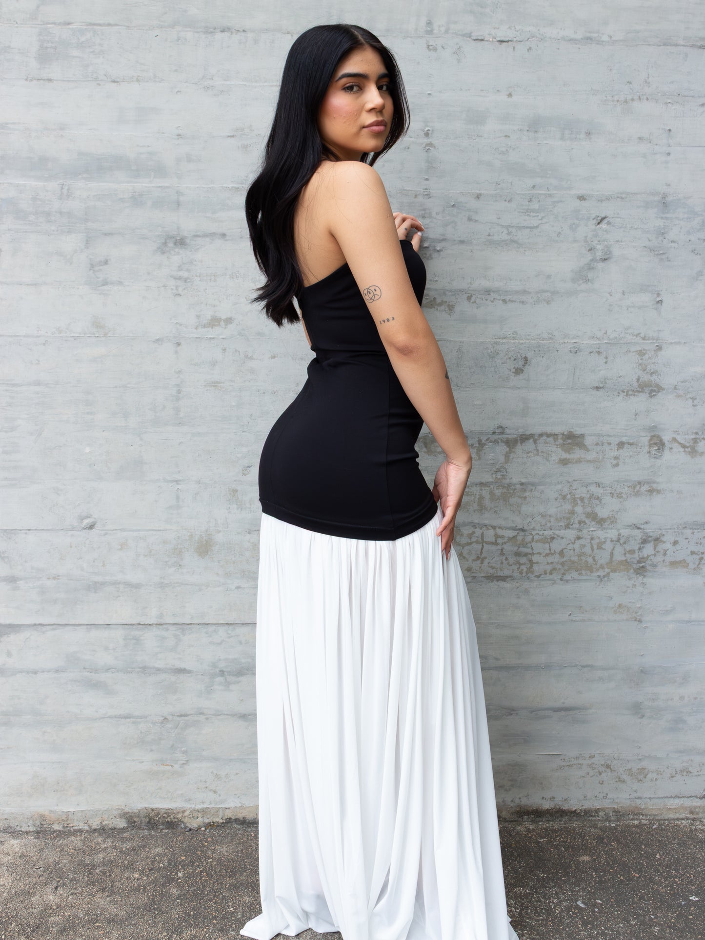 VESTIDO BLANCO Y NEGRO STRAPLESS PLISADA