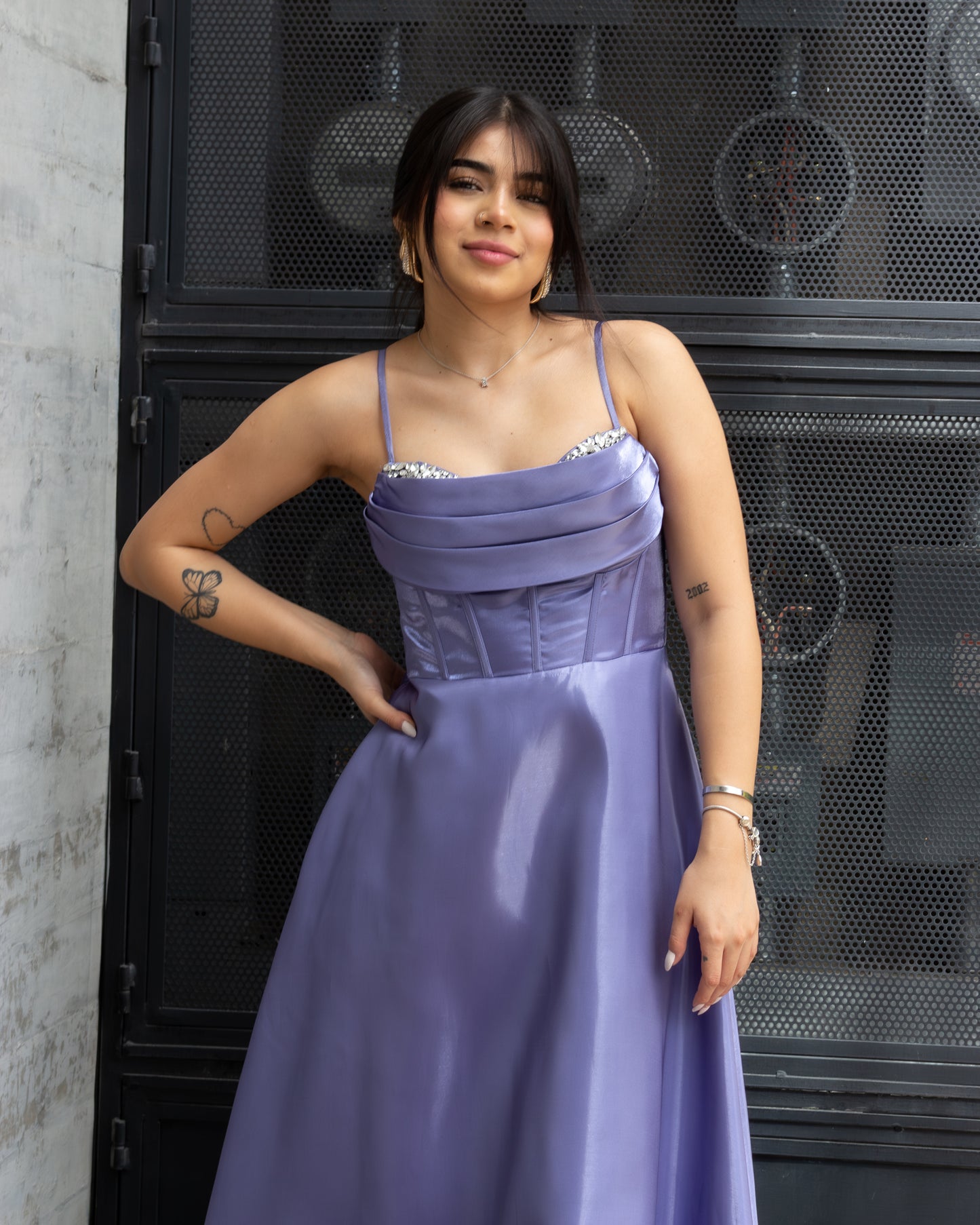 Vestido largo morado escote brillos