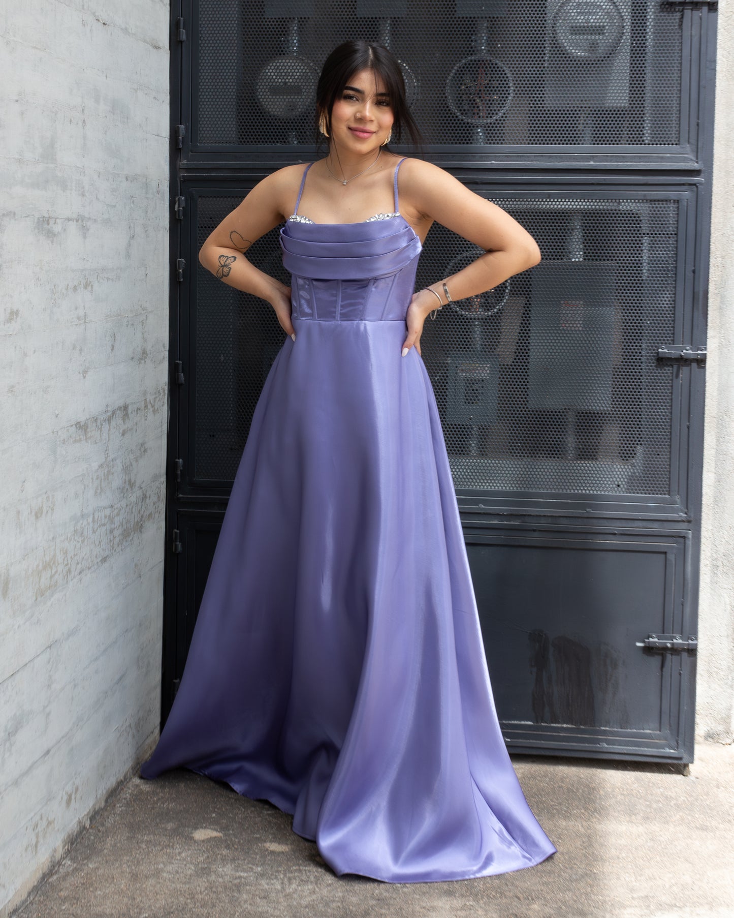 Vestido largo morado escote brillos