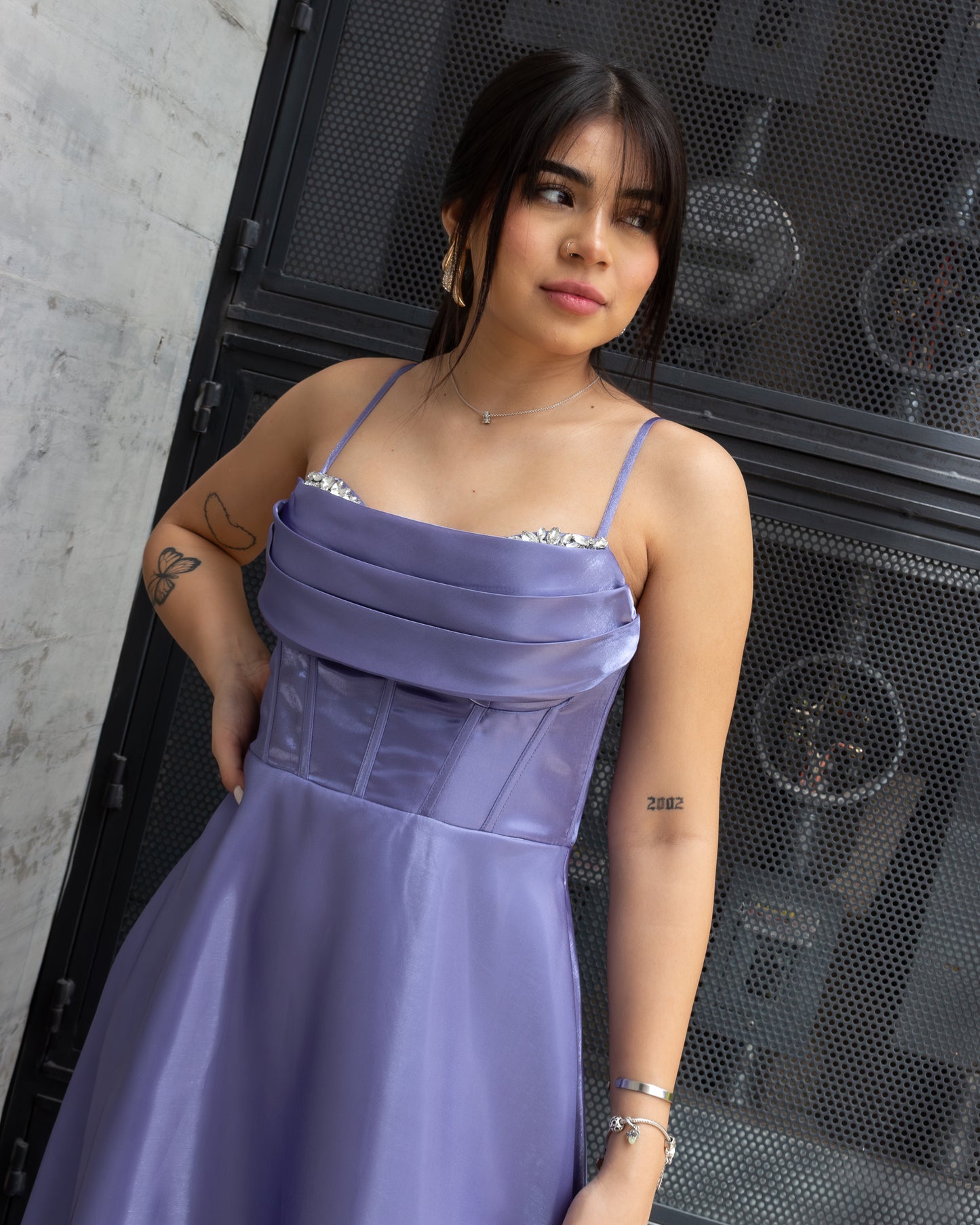 Vestido largo morado escote brillos